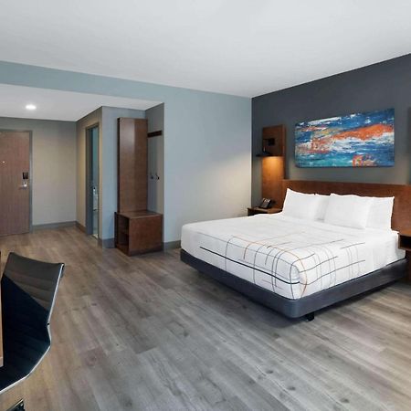 La Quinta Inn & Suites By Wyndham Louisville Ne - Old Henry Rd Екстериор снимка