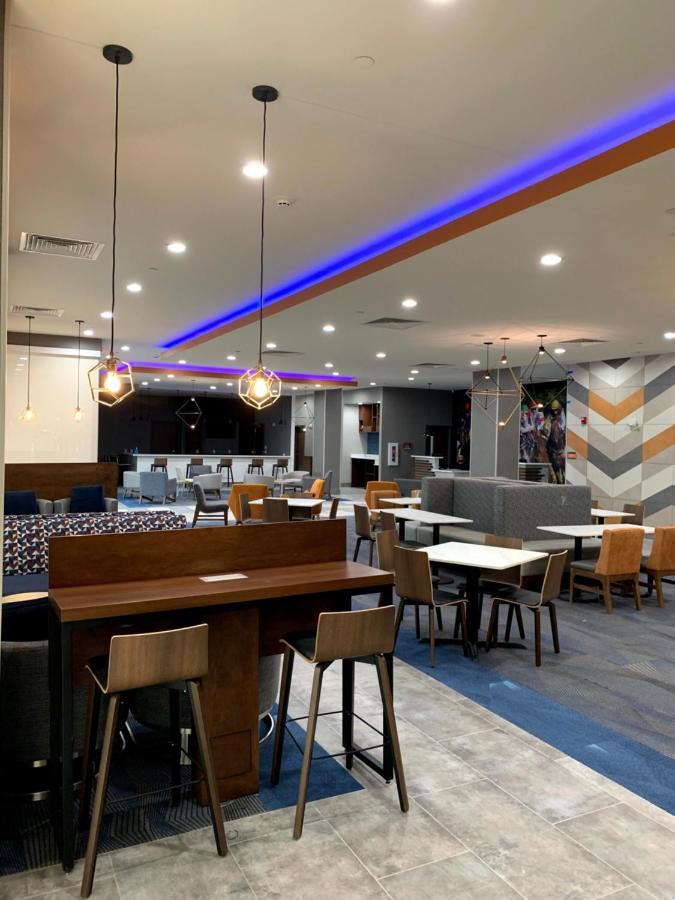 La Quinta Inn & Suites By Wyndham Louisville Ne - Old Henry Rd Екстериор снимка