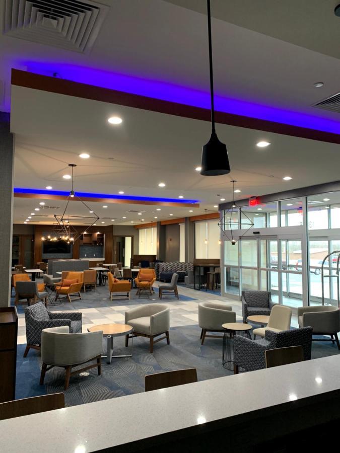 La Quinta Inn & Suites By Wyndham Louisville Ne - Old Henry Rd Екстериор снимка