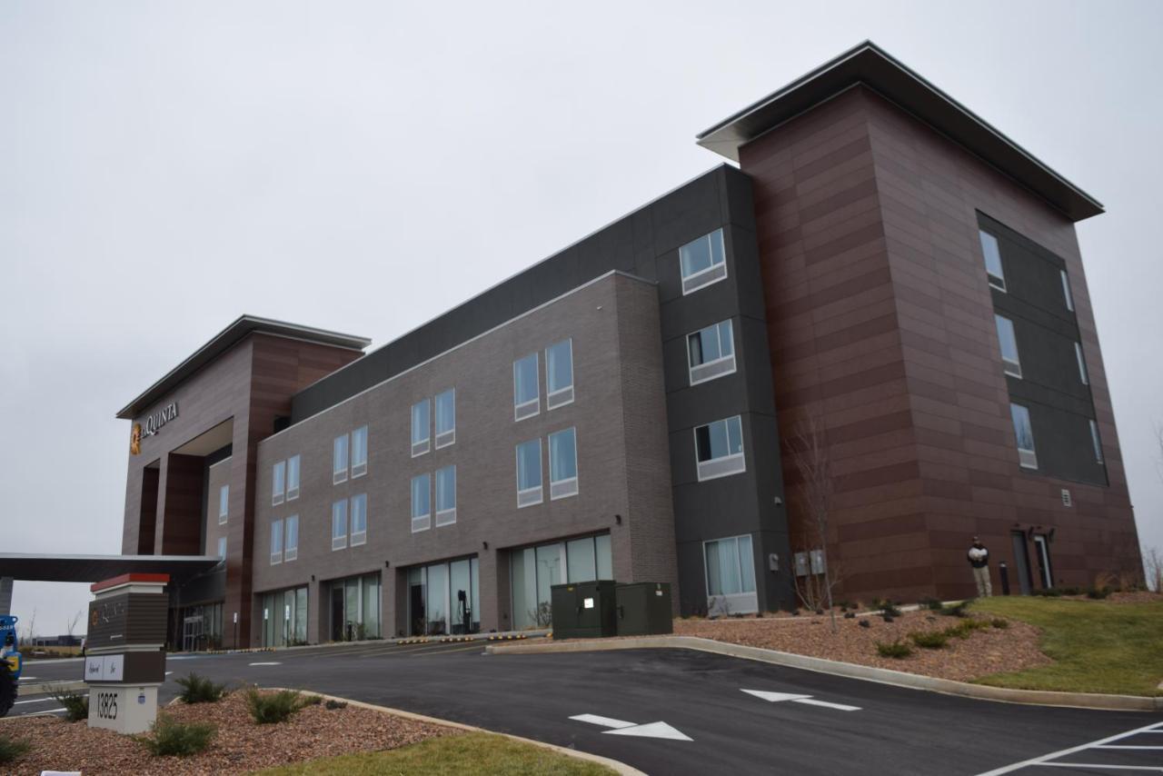 La Quinta Inn & Suites By Wyndham Louisville Ne - Old Henry Rd Екстериор снимка