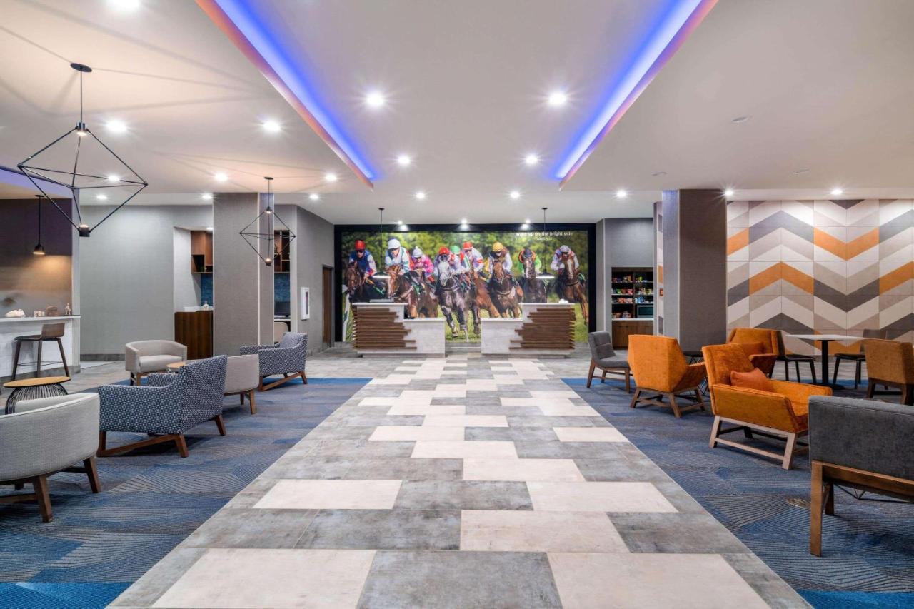 La Quinta Inn & Suites By Wyndham Louisville Ne - Old Henry Rd Екстериор снимка