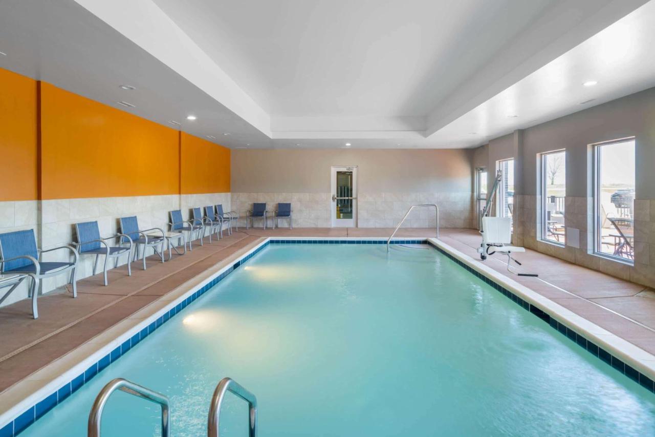 La Quinta Inn & Suites By Wyndham Louisville Ne - Old Henry Rd Екстериор снимка