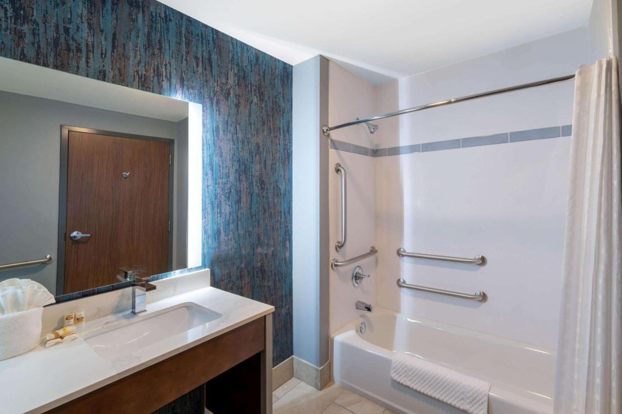La Quinta Inn & Suites By Wyndham Louisville Ne - Old Henry Rd Екстериор снимка
