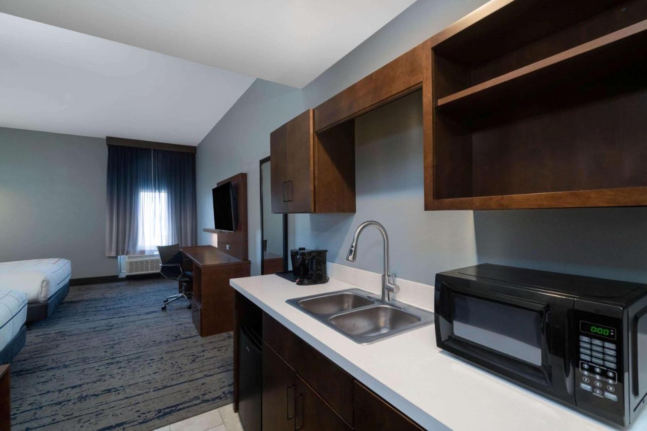 La Quinta Inn & Suites By Wyndham Louisville Ne - Old Henry Rd Екстериор снимка