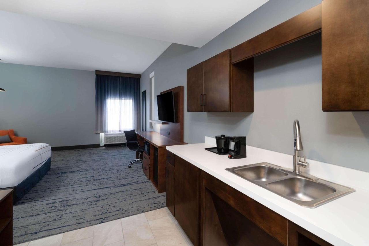 La Quinta Inn & Suites By Wyndham Louisville Ne - Old Henry Rd Екстериор снимка