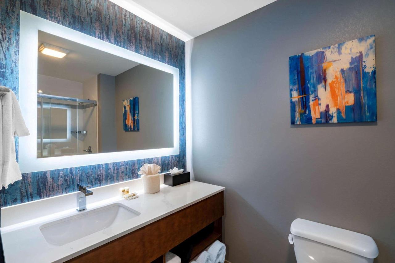 La Quinta Inn & Suites By Wyndham Louisville Ne - Old Henry Rd Екстериор снимка