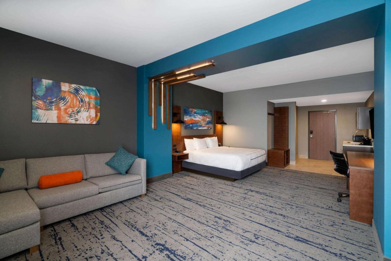 La Quinta Inn & Suites By Wyndham Louisville Ne - Old Henry Rd Екстериор снимка