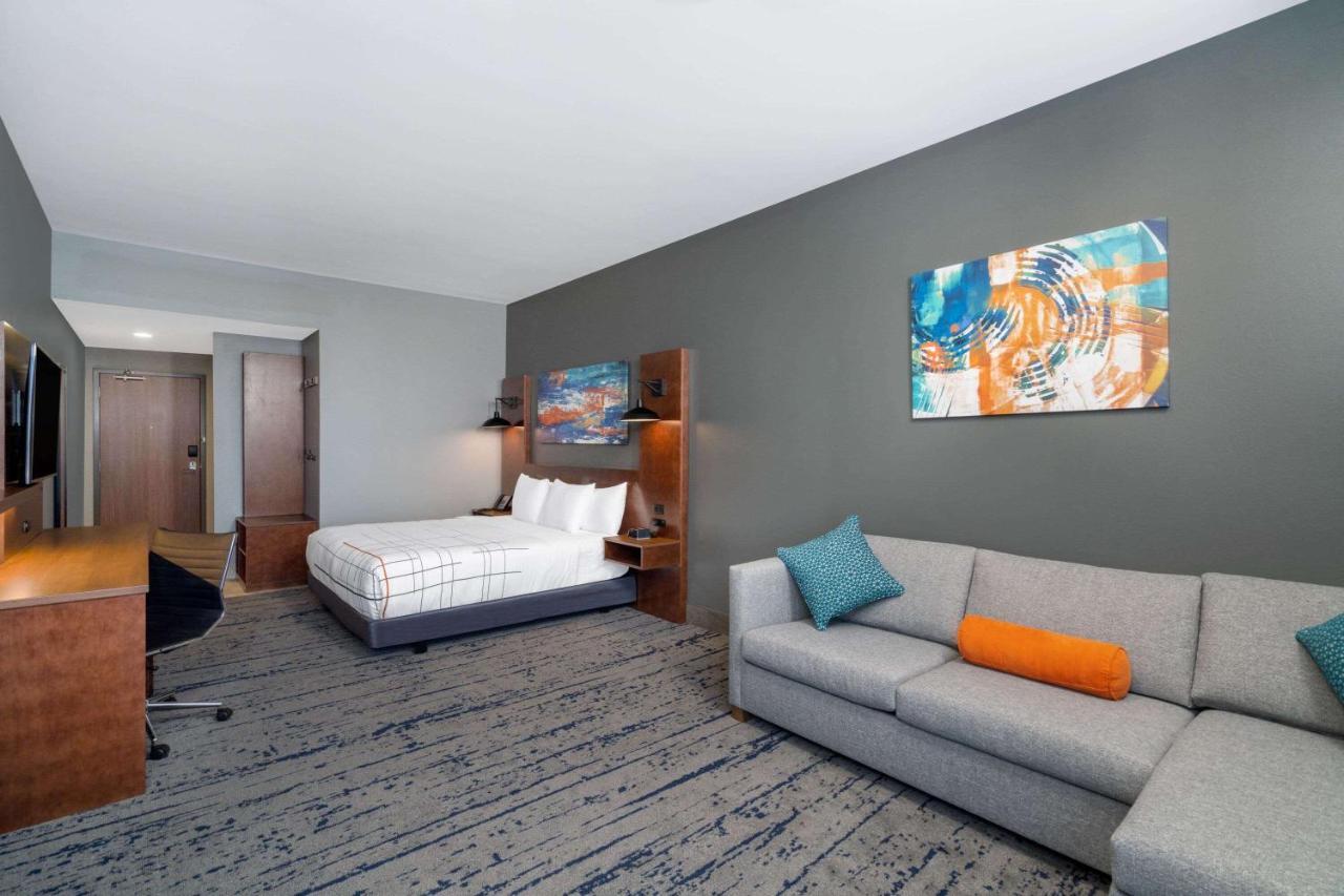 La Quinta Inn & Suites By Wyndham Louisville Ne - Old Henry Rd Екстериор снимка