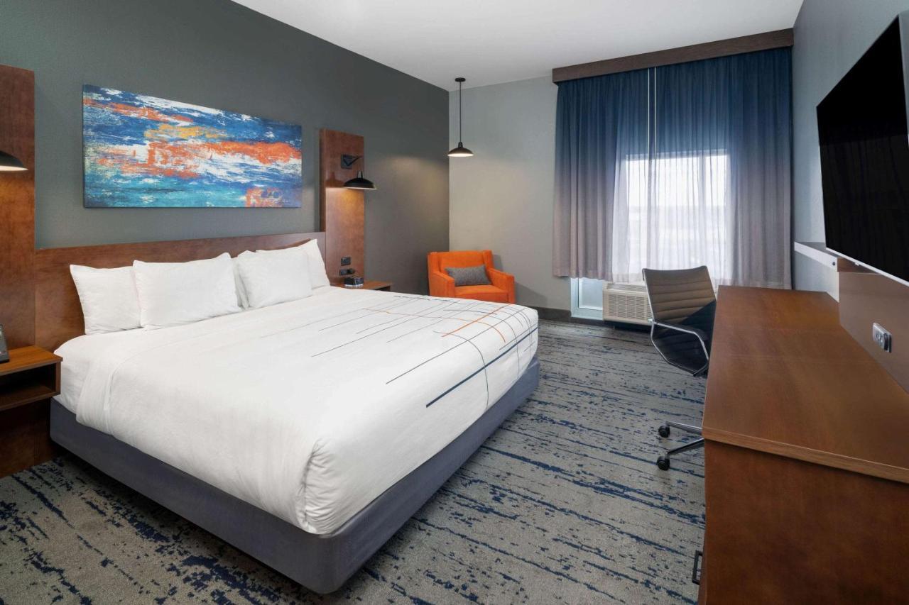 La Quinta Inn & Suites By Wyndham Louisville Ne - Old Henry Rd Екстериор снимка