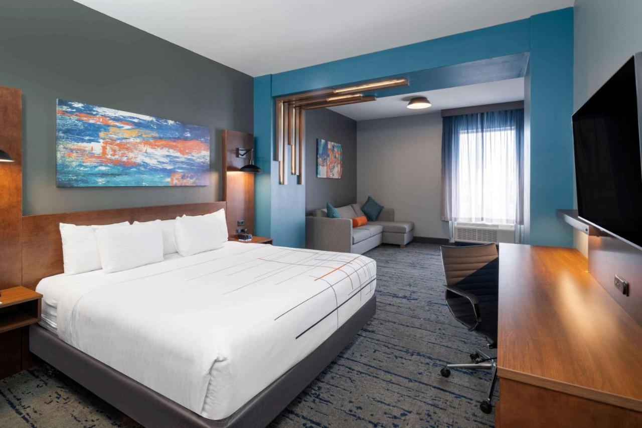 La Quinta Inn & Suites By Wyndham Louisville Ne - Old Henry Rd Екстериор снимка