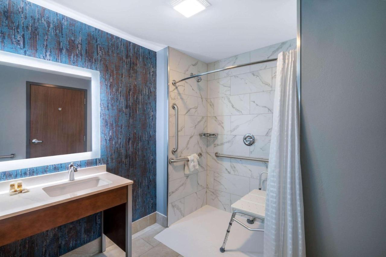La Quinta Inn & Suites By Wyndham Louisville Ne - Old Henry Rd Екстериор снимка
