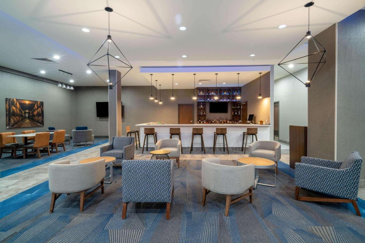 La Quinta Inn & Suites By Wyndham Louisville Ne - Old Henry Rd Екстериор снимка